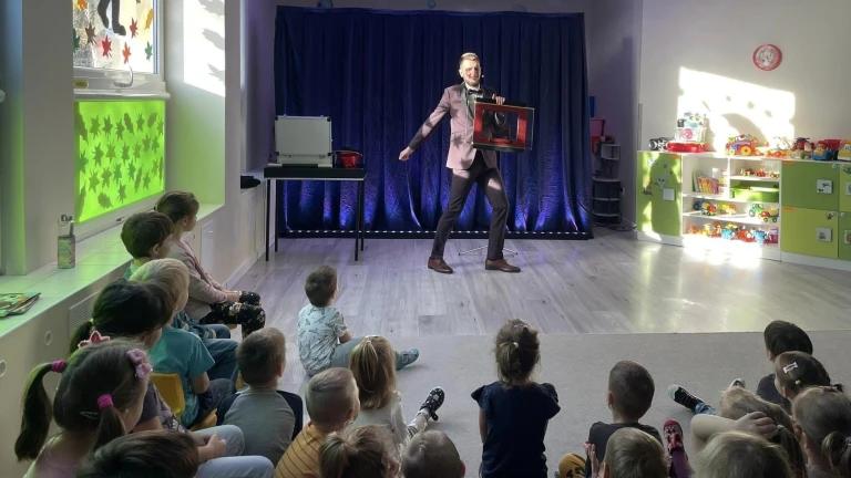 Dzieci na dywanie w przedszkolu w Siemianowicach Śląskich oglądające występ iluzjonisty
