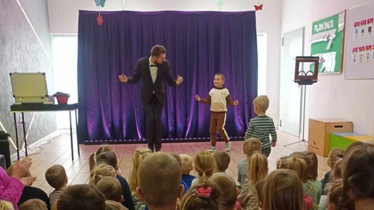 Wspólne czarowanie z małym przedszkolakiem w przedszkolu w Dąbrowie Górniczej