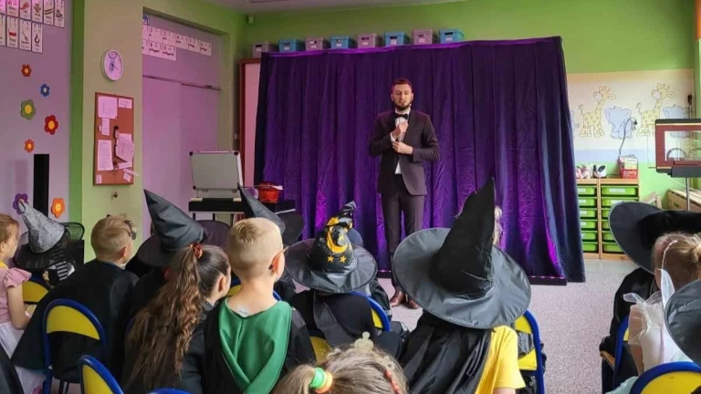 Przedszkolaki podczas balu karnawałowego w Chorzowie oglądają pokaz iluzji Konrada Mościńskiego