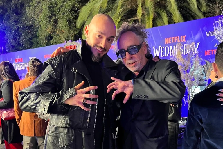 Iluzjonista Victor Dorobantu oraz reżyser serialu Tim Burton na premierze Wednesday