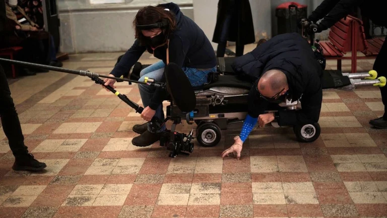 Victor Dorobantu podczas kręcenia sceny biegnącej Rączki
