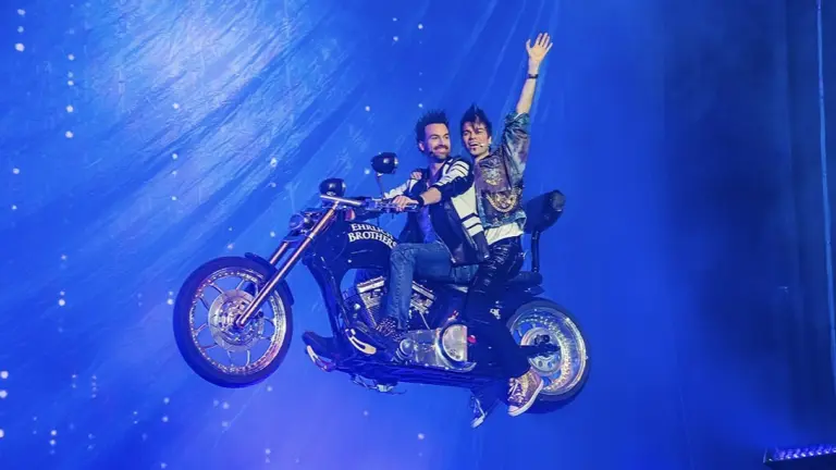 Ehrlich Brothers podczas lewitacji na motocyklu