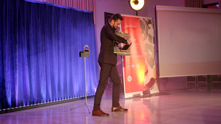 Pokaz iluzji scenicznej dla firm w wykonaniu profesjonalnego iluzjonisty