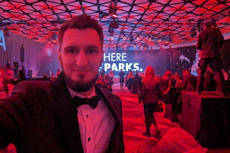 Iluzjonista Konrad Mościński gotowy przed występem na dużej gali firmowej z imponującą oprawą wizualną