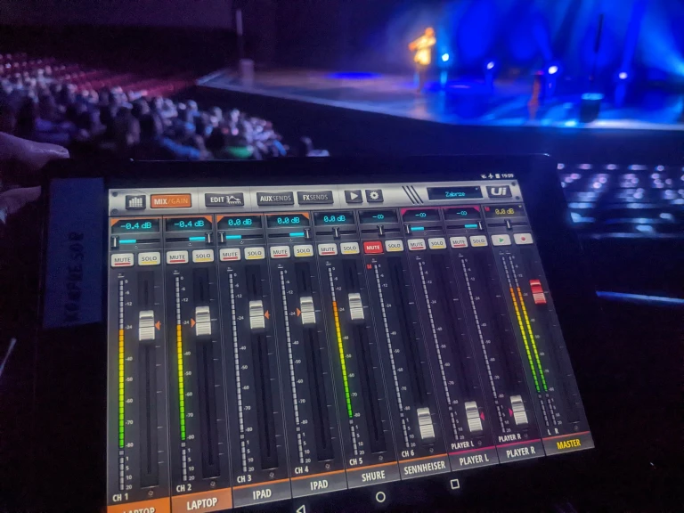 Bezprzewodowe sterowanie dźwiękiem podczas występu iluzjonisty na scenie