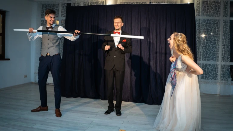 Iluzjonista Konrad Mościński podczas improwizacji scenicznej, kiedy publiczność zmienia przebieg pokazu iluzji