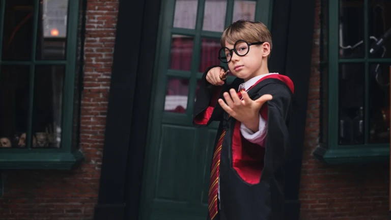 Chłopiec w stroju Harry’ego Pottera