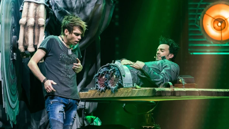 Ehrlich Brothers podczas iluzji przecinania na pół