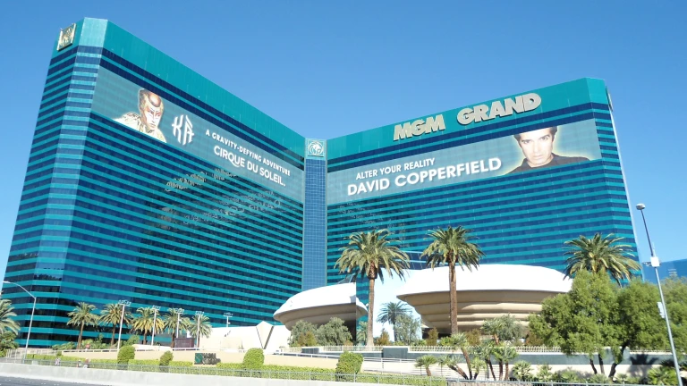 Hotel MGM Grand w Las Vegas z reklamą przedstawienia iluzjonisty Davida Copperfielda