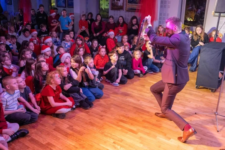 Pokaz iluzji w szkole podczas imprezy mikołajkowej