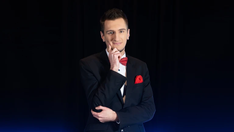 Zastanawiający się Iluzjonista Konrad Mościński