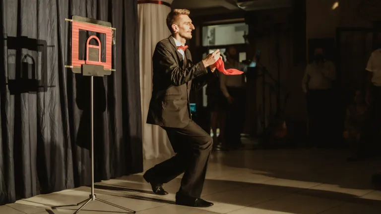 Iluzjonista Konrad Mościński występujący w restauracji z magicznym rekwizytem