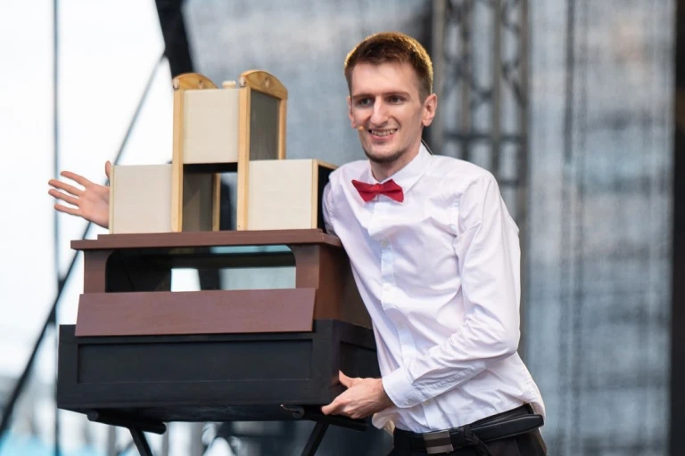 Iluzjonista Konrad Mościński podczas prezentacji widowiskowego rekwizytu i triku