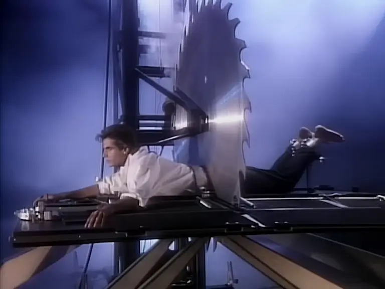 Iluzjonista David Copperfield podczas przecinania na pół