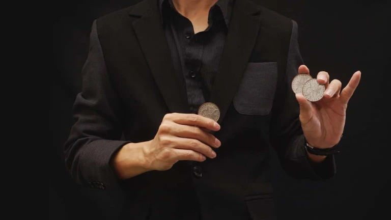 Iluzjonista podczas triku z monetami